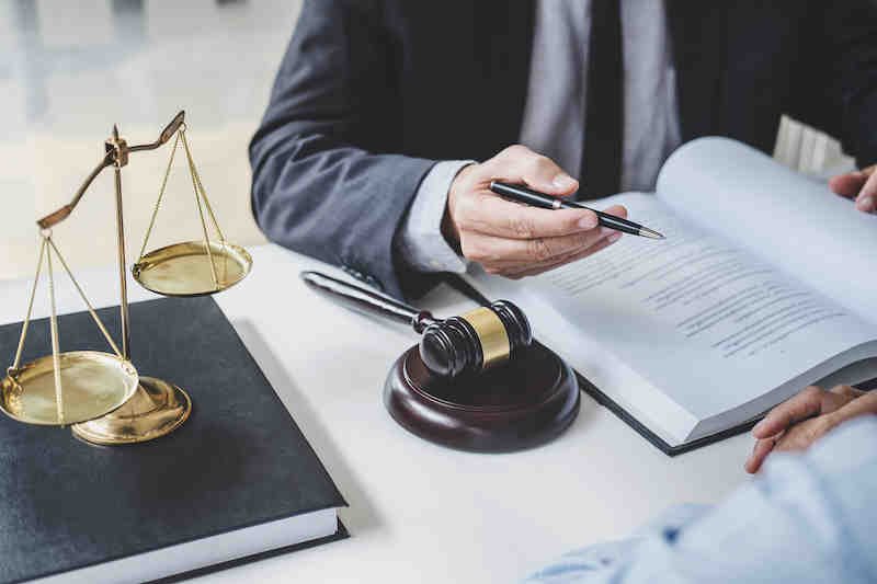 Quel cabinet d'avocat paye le mieux ?