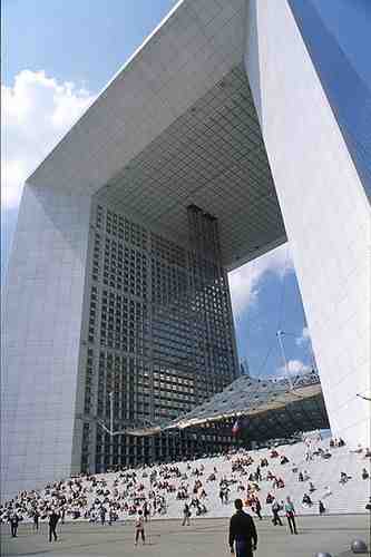 Quand a été construit la Défense à Paris ?